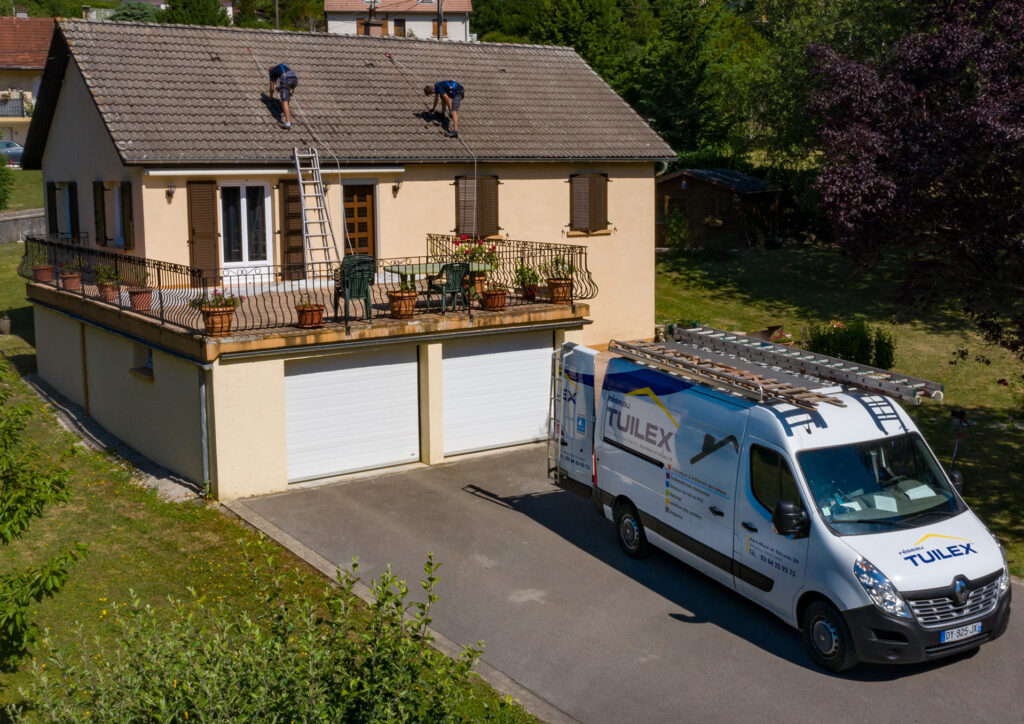 Démoussage de toiture pendant une rénovation de toiture en franche comté