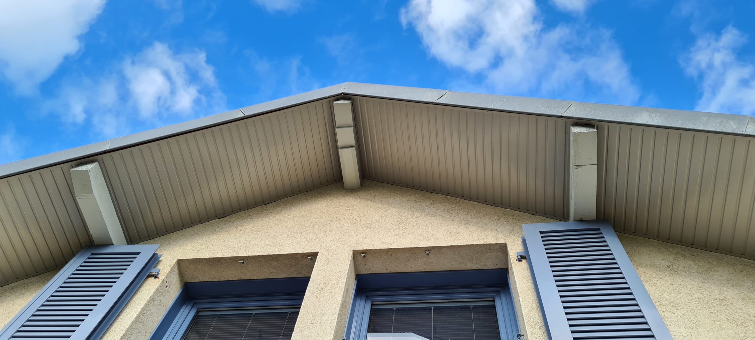 Dessous de toit PVC en gris